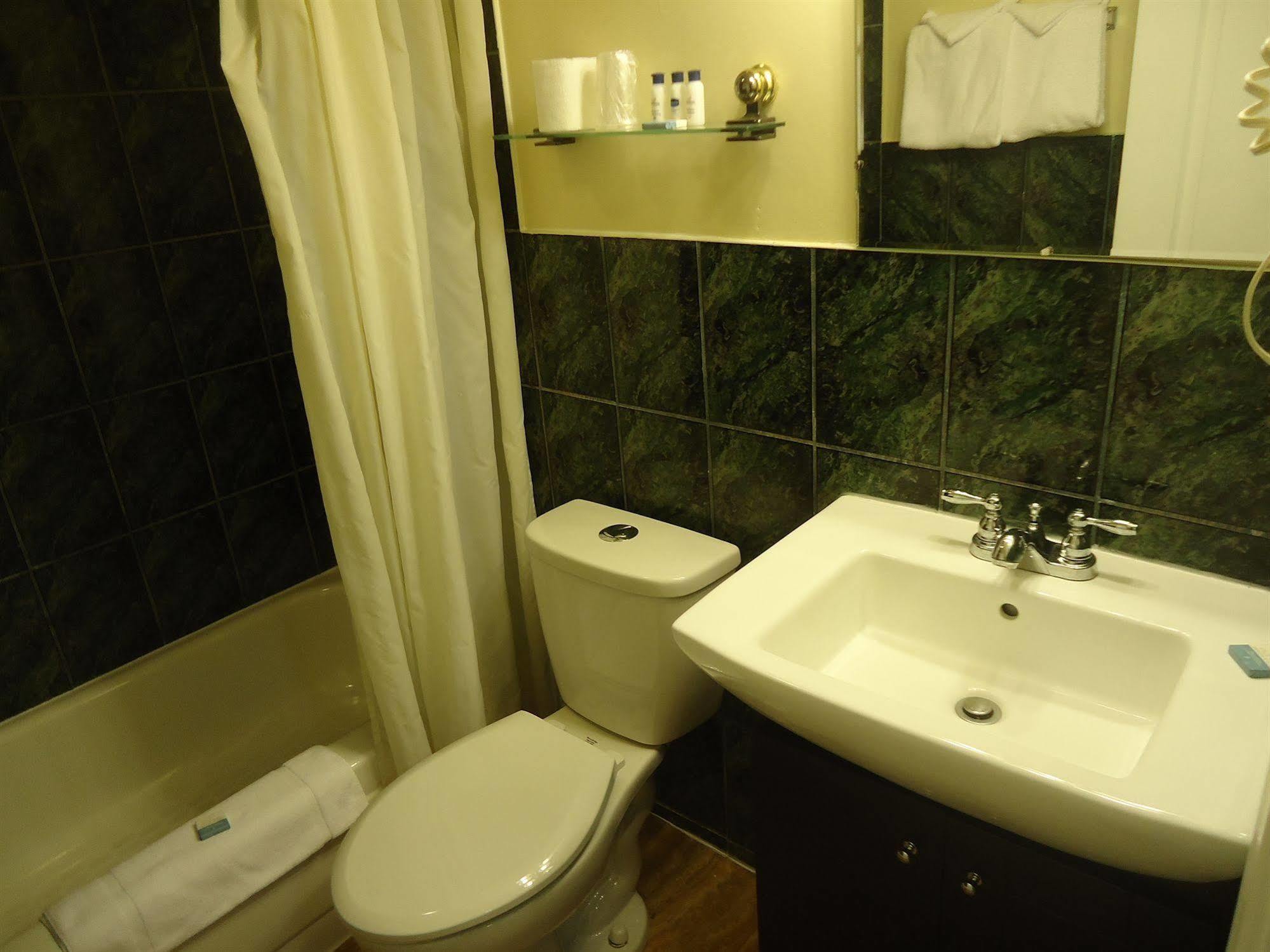 Bayside Inn & Waterfront Suites Kingston Buitenkant foto